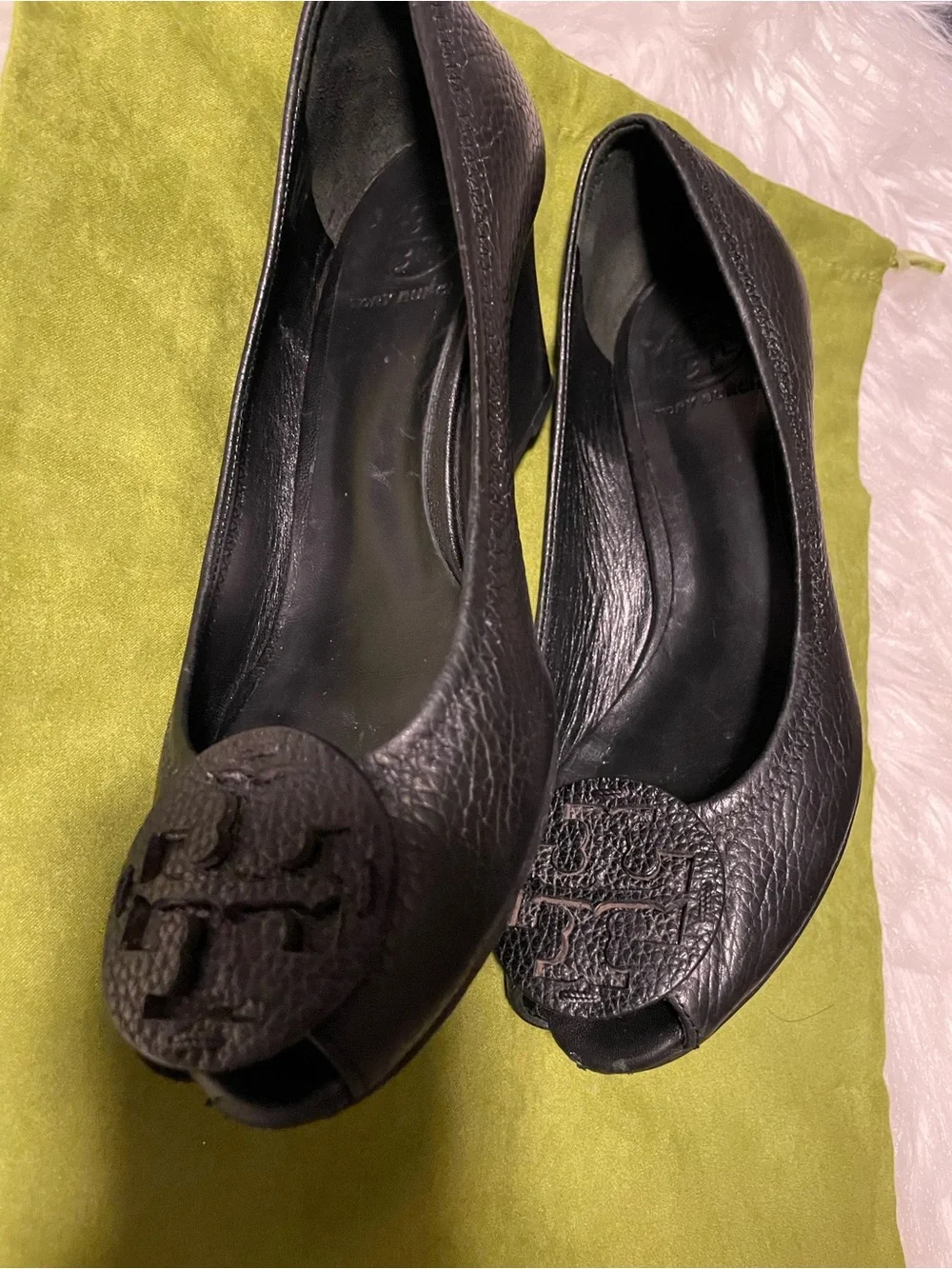 Tory Burch Black Pebbled Very soft Leather Logo Peep-Toe wedge pumps